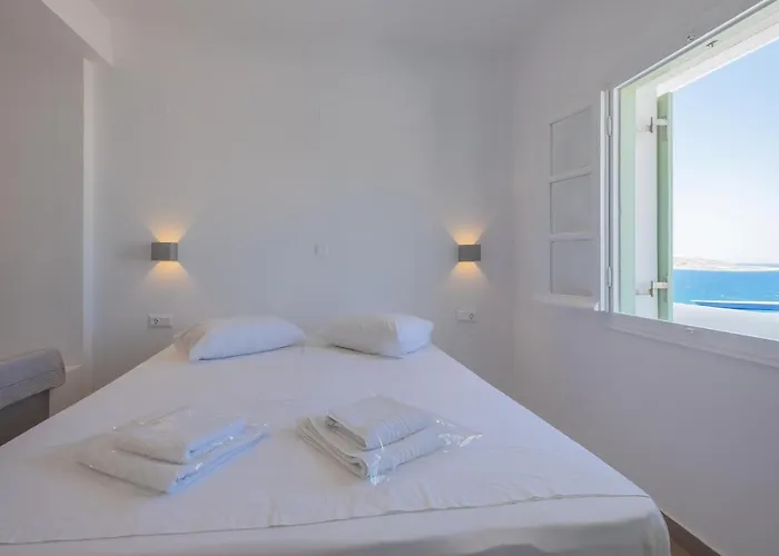 Lorenzo Studios * Naousa (Paros)