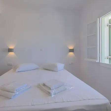 Lorenzo Studios * Naousa (Paros)