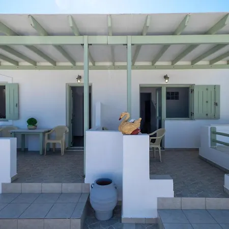 Lorenzo And Paros 纳乌萨