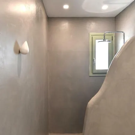 Lorenzo Studios * Naousa (Paros)