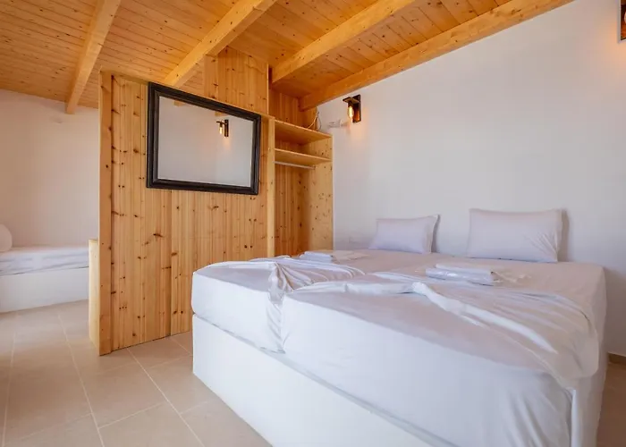 Lorenzo And Paros Nausa