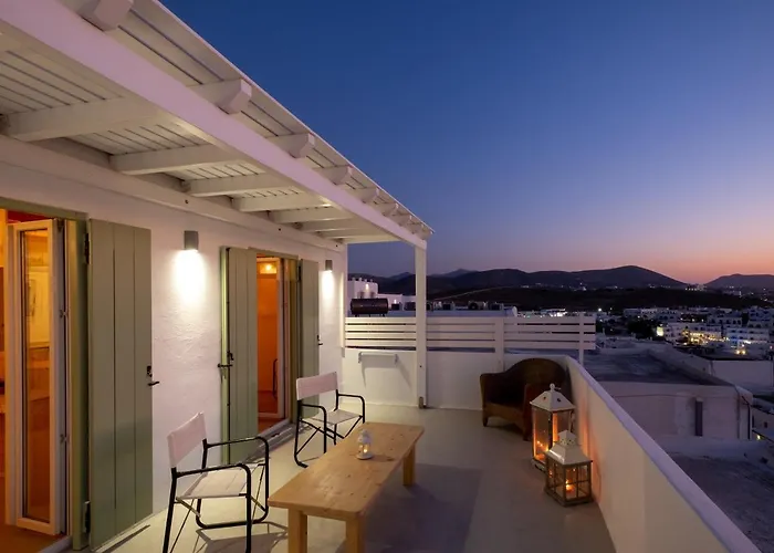 Lorenzo And Paros 나오우사