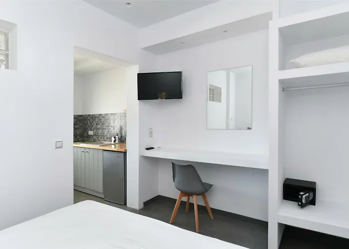 Lorenzo And Paros * Nausa